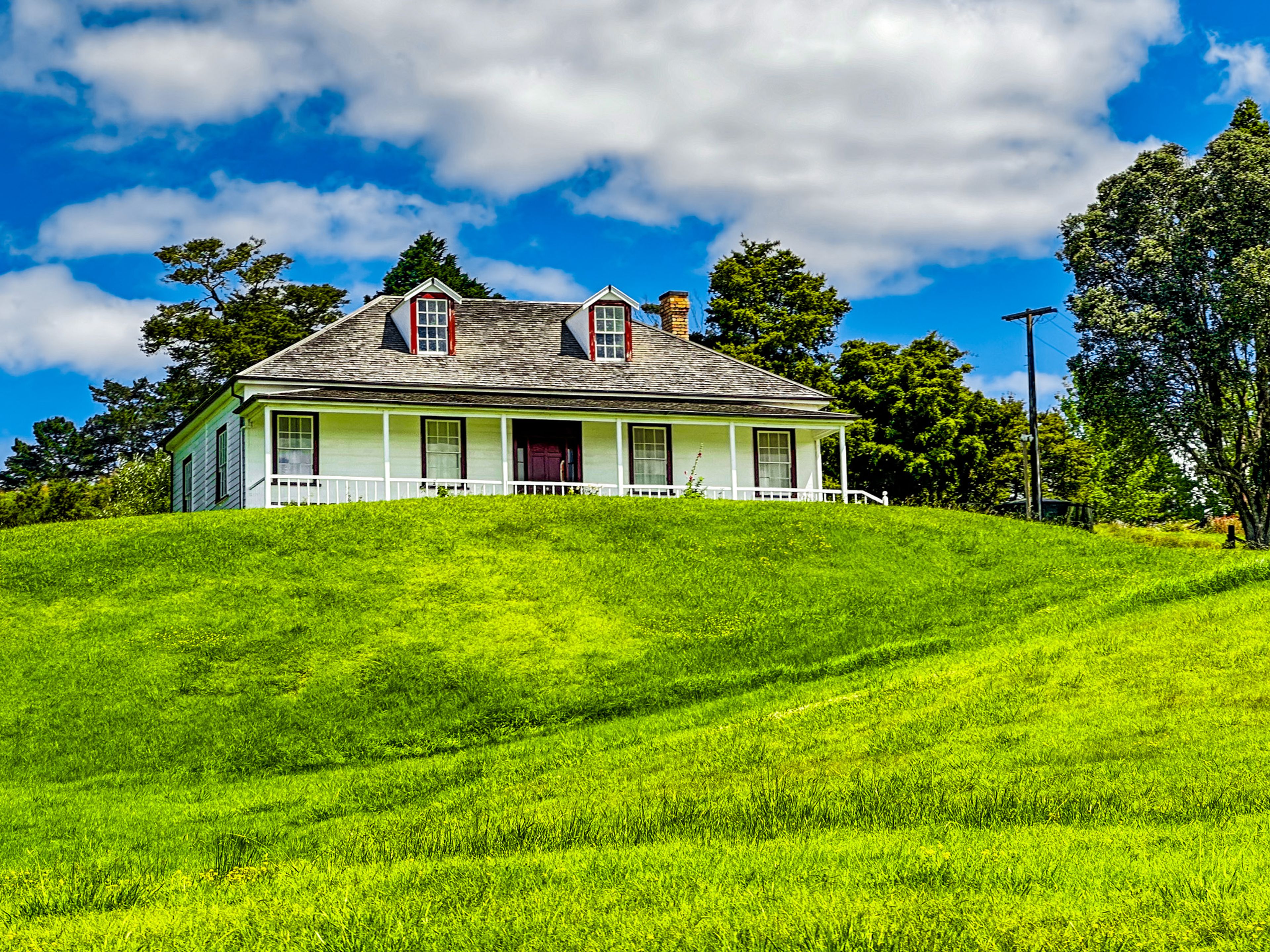 the mangungu mission hosue on the a grreen grassy hill