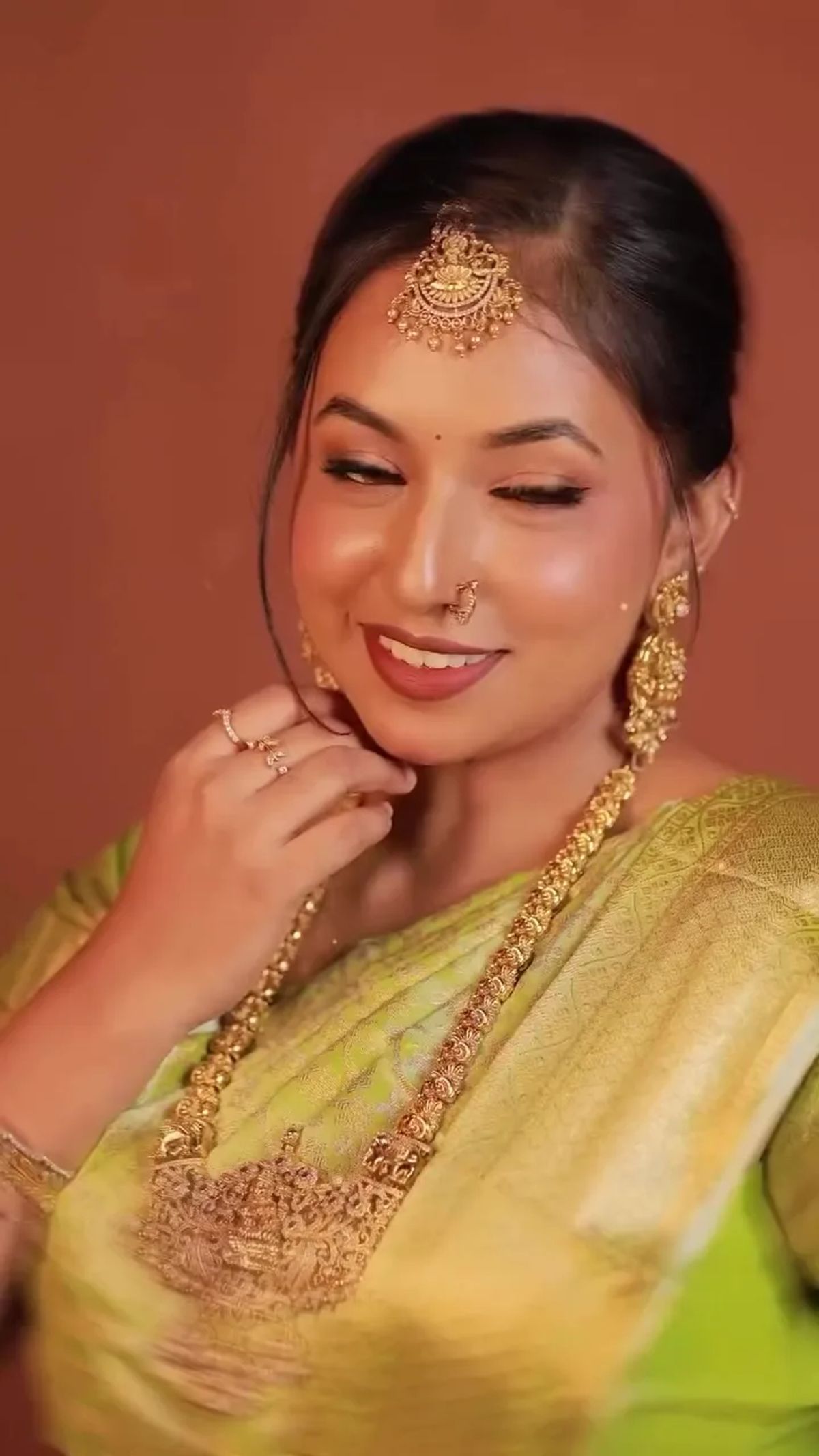 Bride in a green-and-gold Kanjeevaram with antique gold set