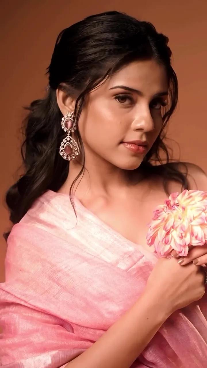 Close-up of a Kavi bride's complexion and softly defined eye during a bridal trial