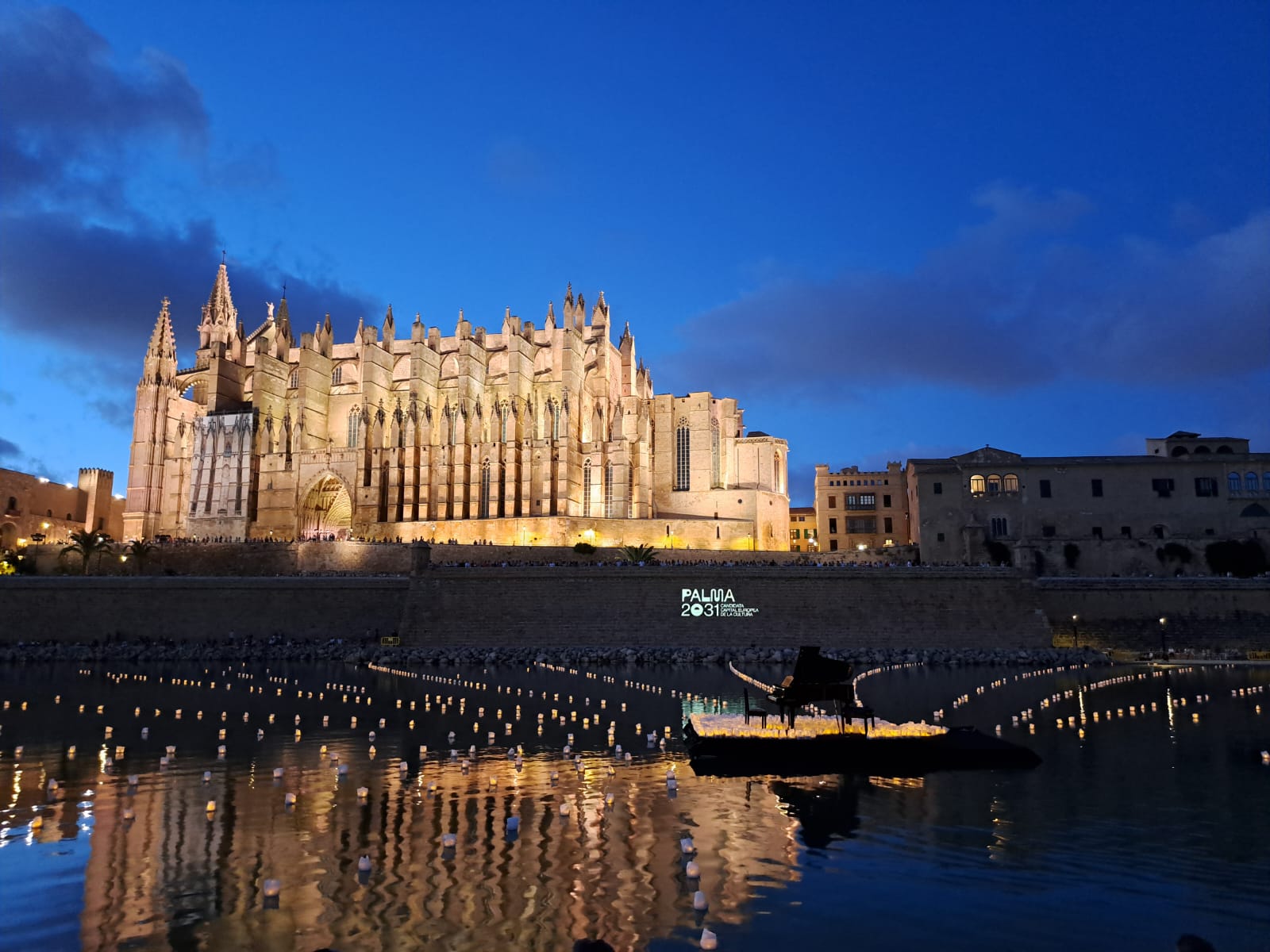 Un piano y 2.031 velas flotantes en homenaje a la candidatura de Palma 2031 / Un piano i 2.031 espelmes flotants en homenatge a la candidatura de Palma 2031