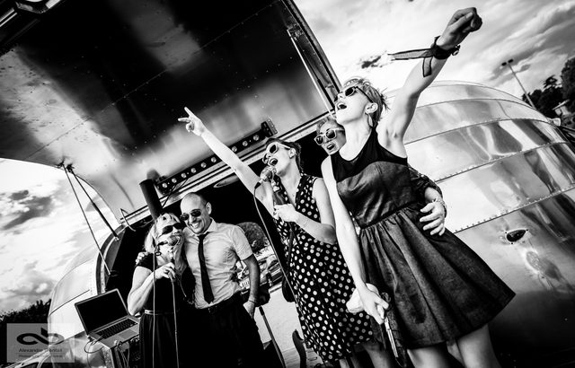 groupe de musique avec caravane