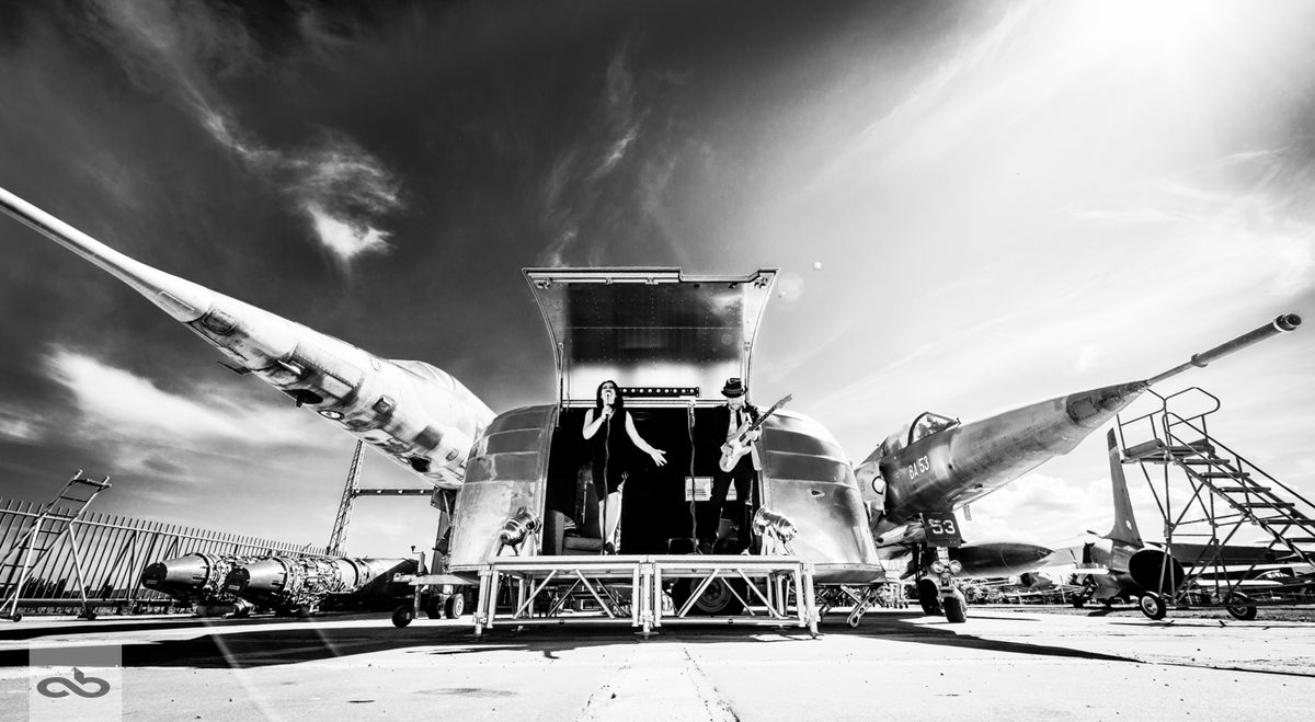 Airstream transformée en scene mobile pour un groupe de musique