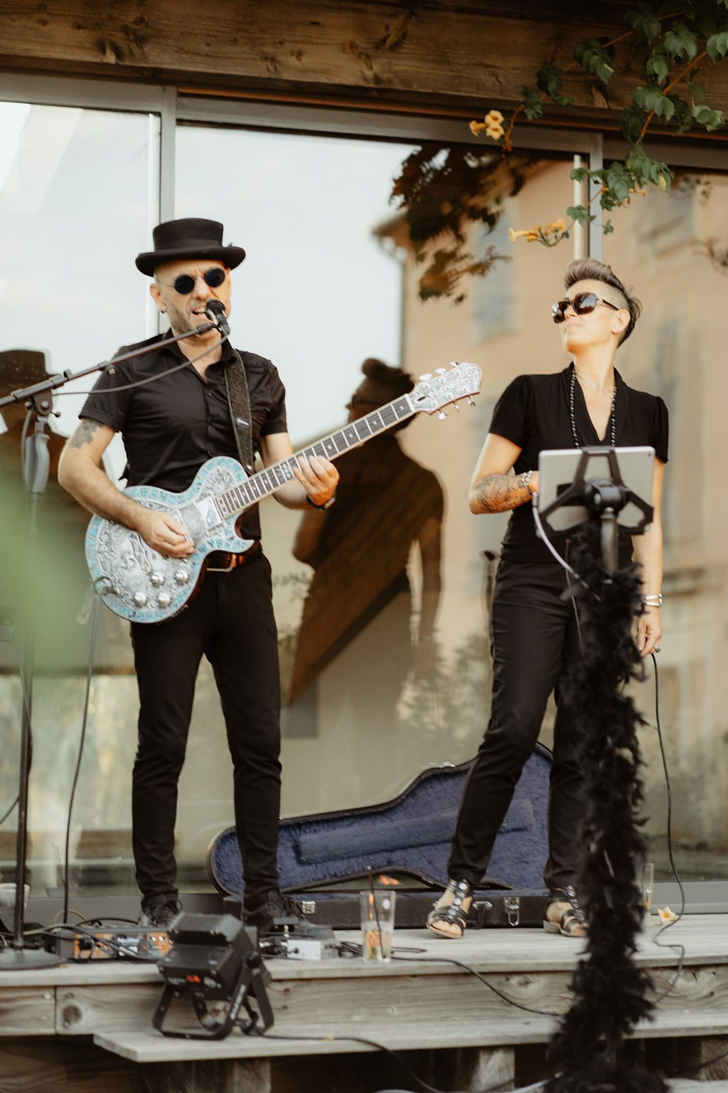 Duo de musiciens qui joue lors du brunch du dimanche apres le mariage