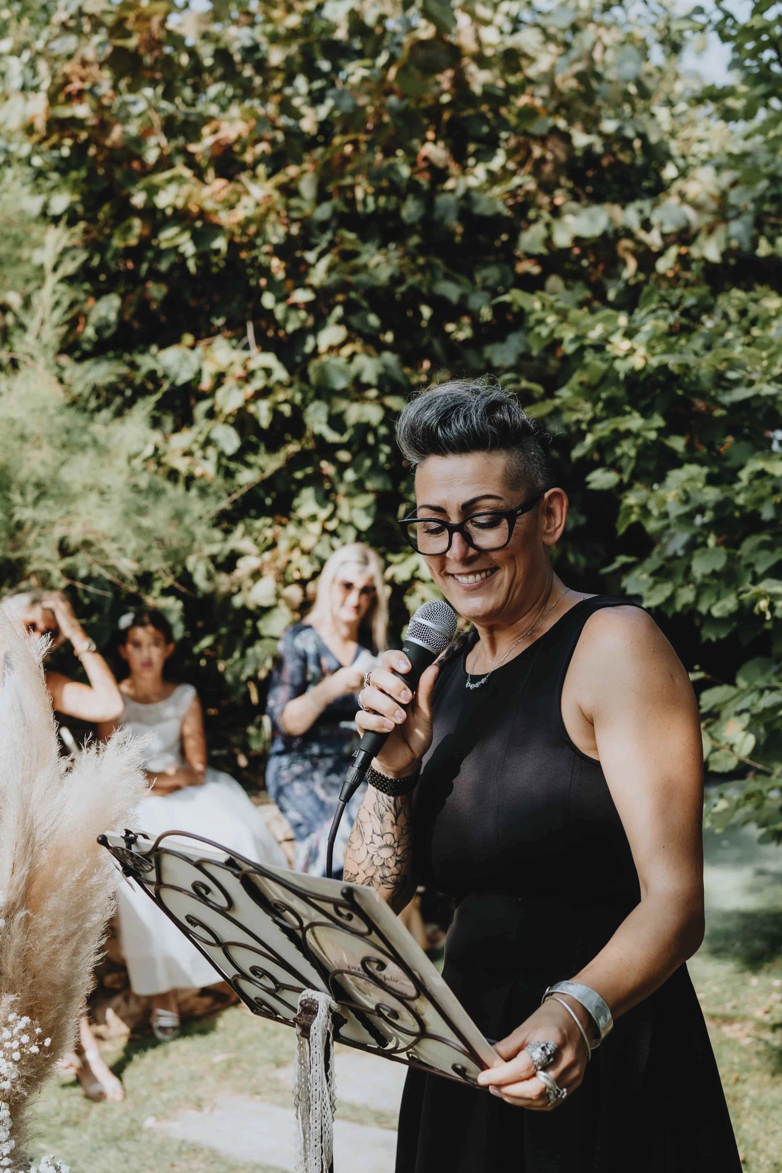 Sève officiante de cérémonie laïque lors d'un mariage en extérieur