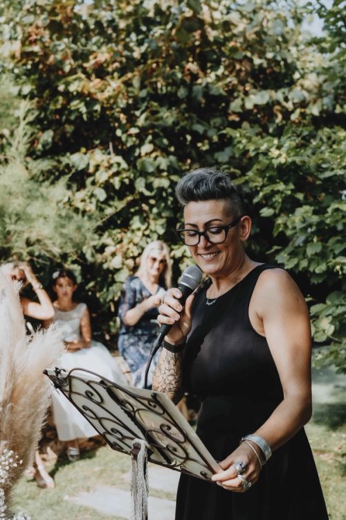 Sève officiante de cérémonie laïque lors d'un mariage en extérieur
