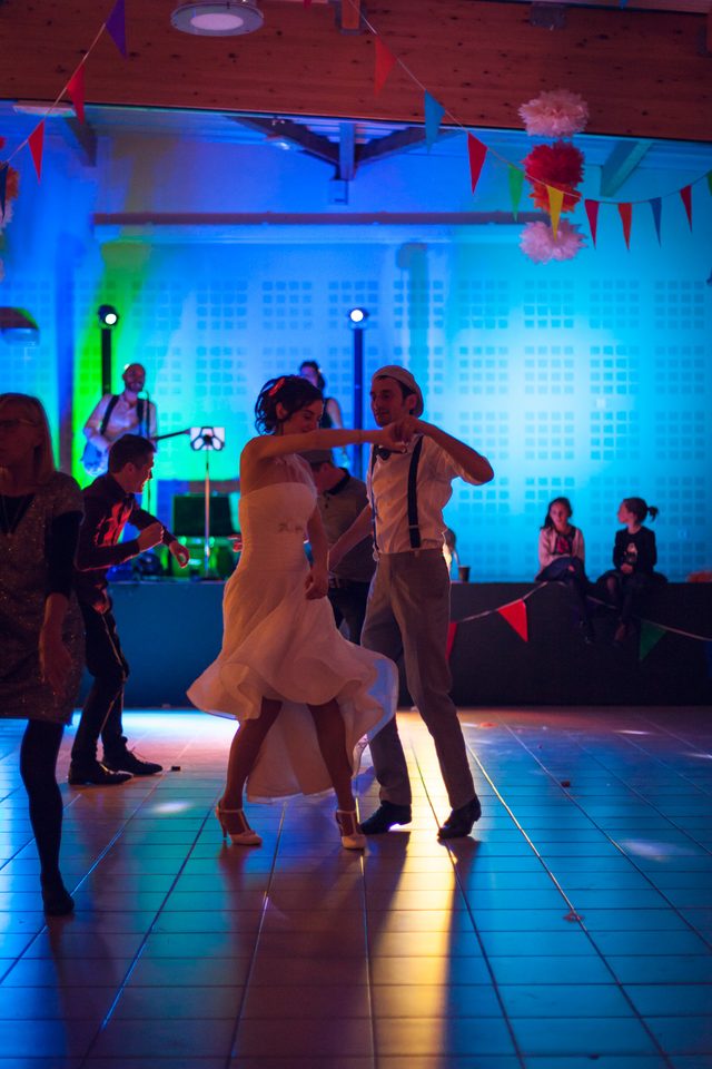 Danser entre le cocktail et le repas pour energisez votre mariage