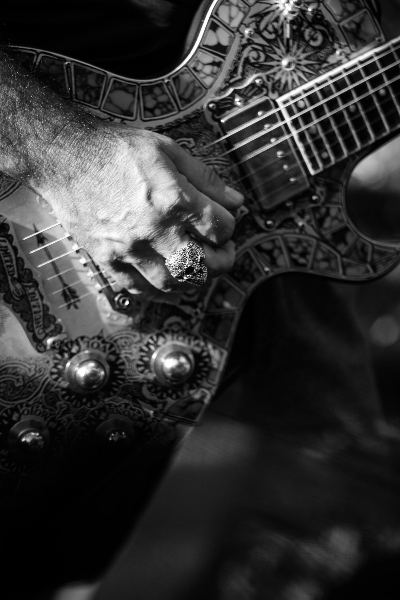 Musicien qui joue de la guitare