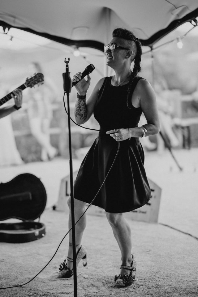 animation musicale cocktail de mariage avec une chanteuse dans la drome