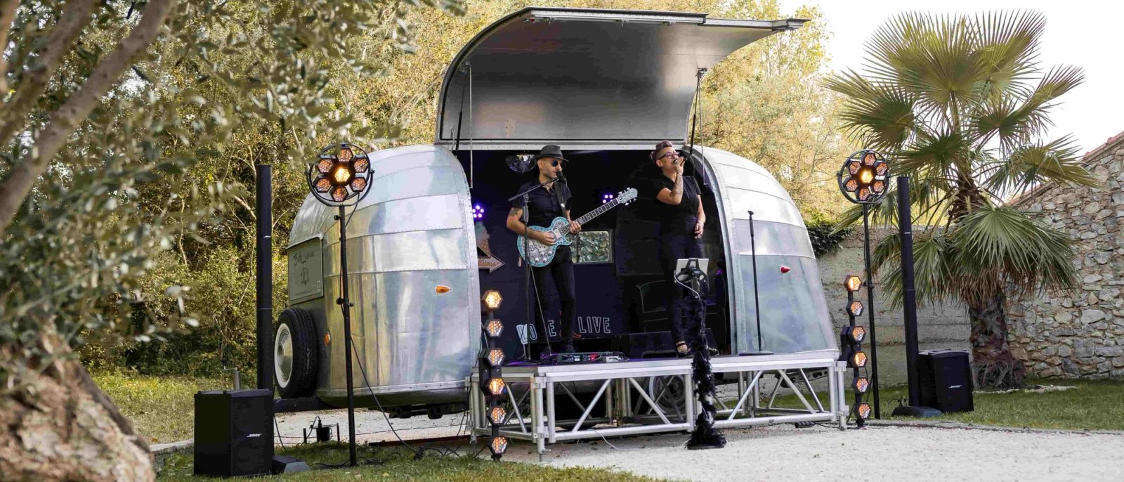 Scène mobile Airstream avec concert live du duo Love & Live pour mariage et événement en extérieur
