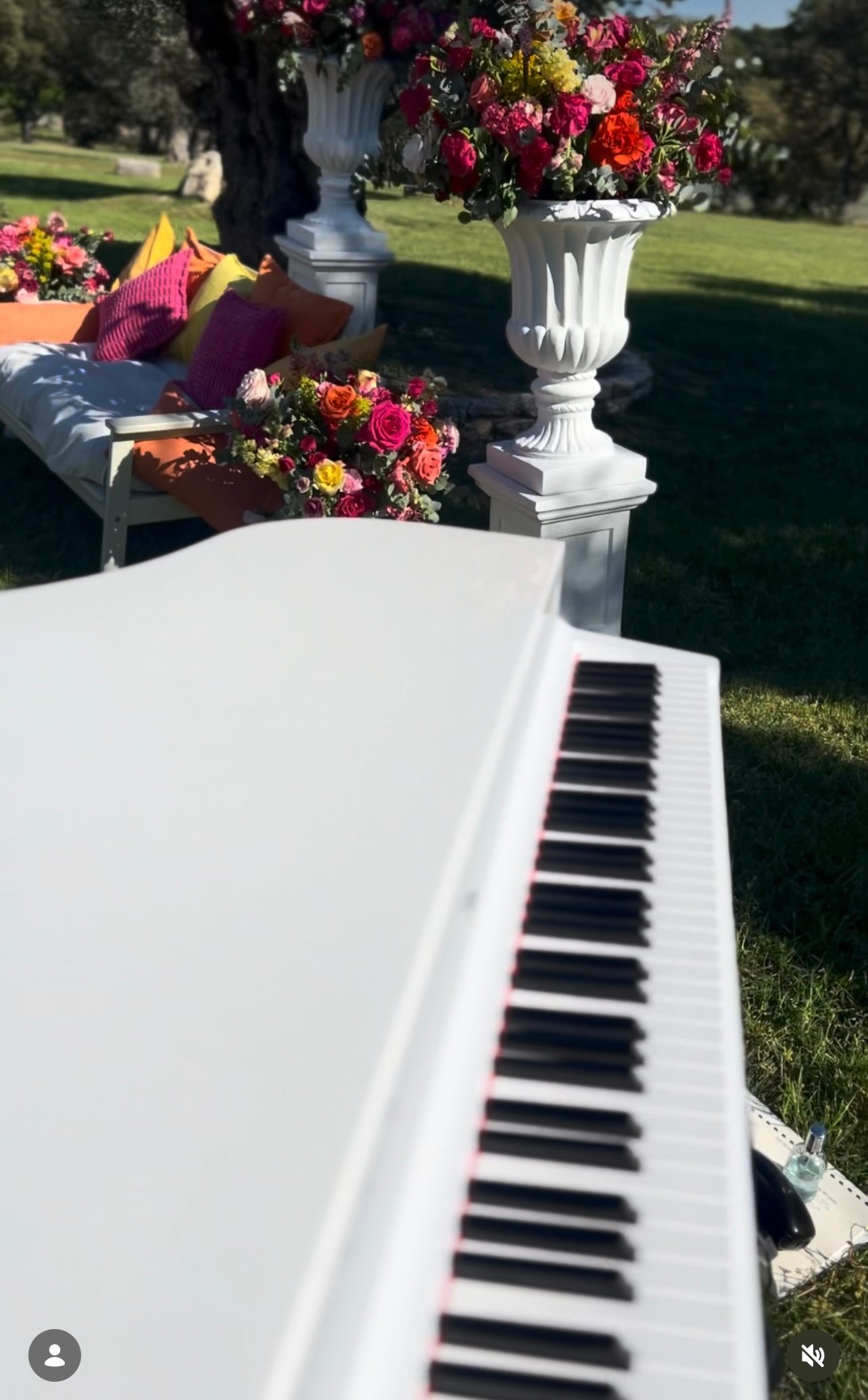 Piano à queue blanc lors d’une cérémonie laïque de mariage en extérieur avec décoration florale – Love & Live