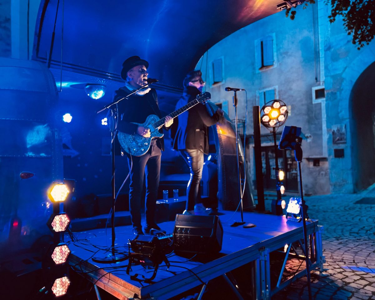 duo de musiciens sur caravane airstream