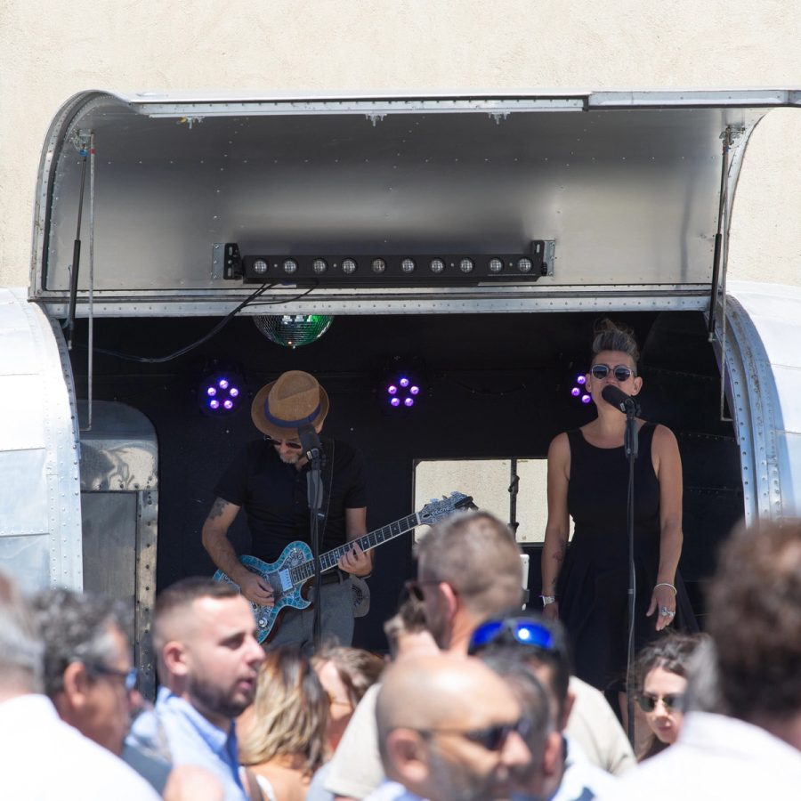 Duo Love & Live en concert devant l'Airstream, lors d'une inauguration de locaux d'entreprise