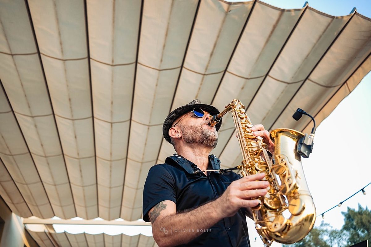 lex du duo Love & Live jouant du saxophone live pour un mariage lounge et électro