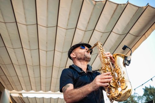 Alex au saxophone lors d’un cocktail de mariage