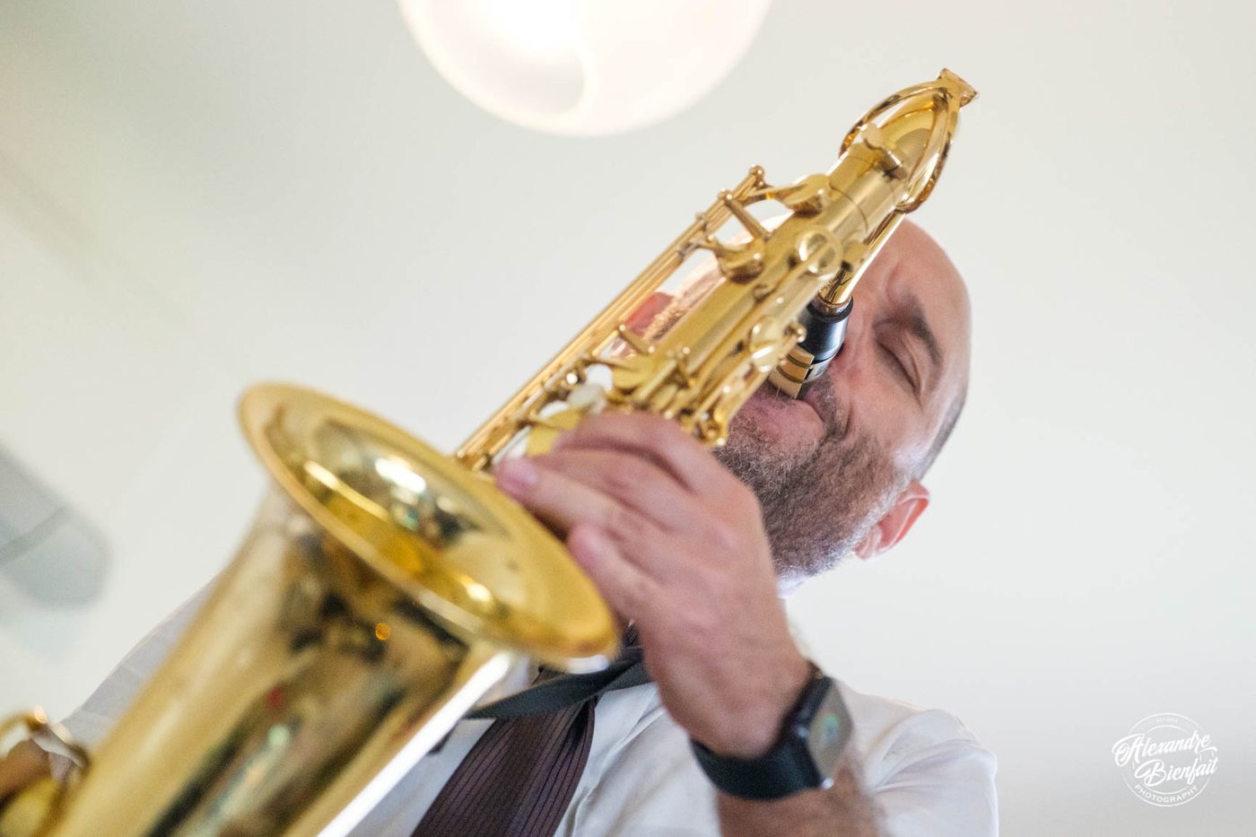 Alex au saxophone, lumière claire