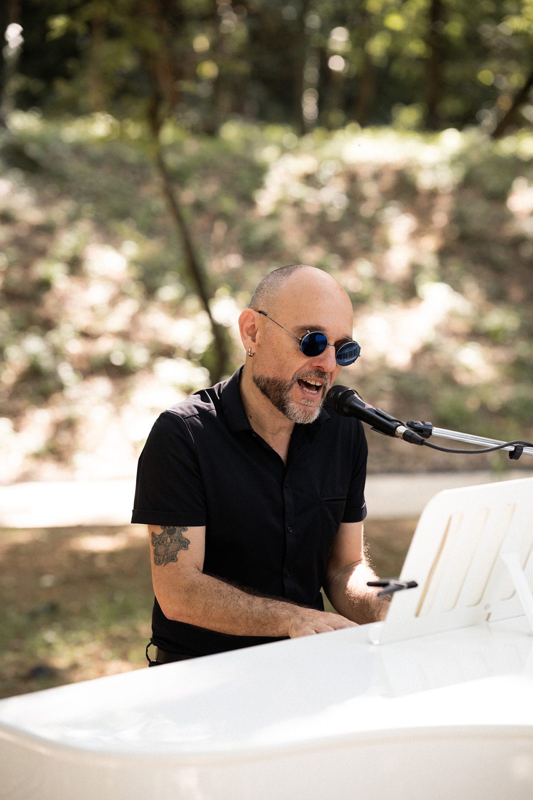 Alex chante et joue en direct sur le piano à queue blanc de Love & Live lors d'une cérémonie de mariage