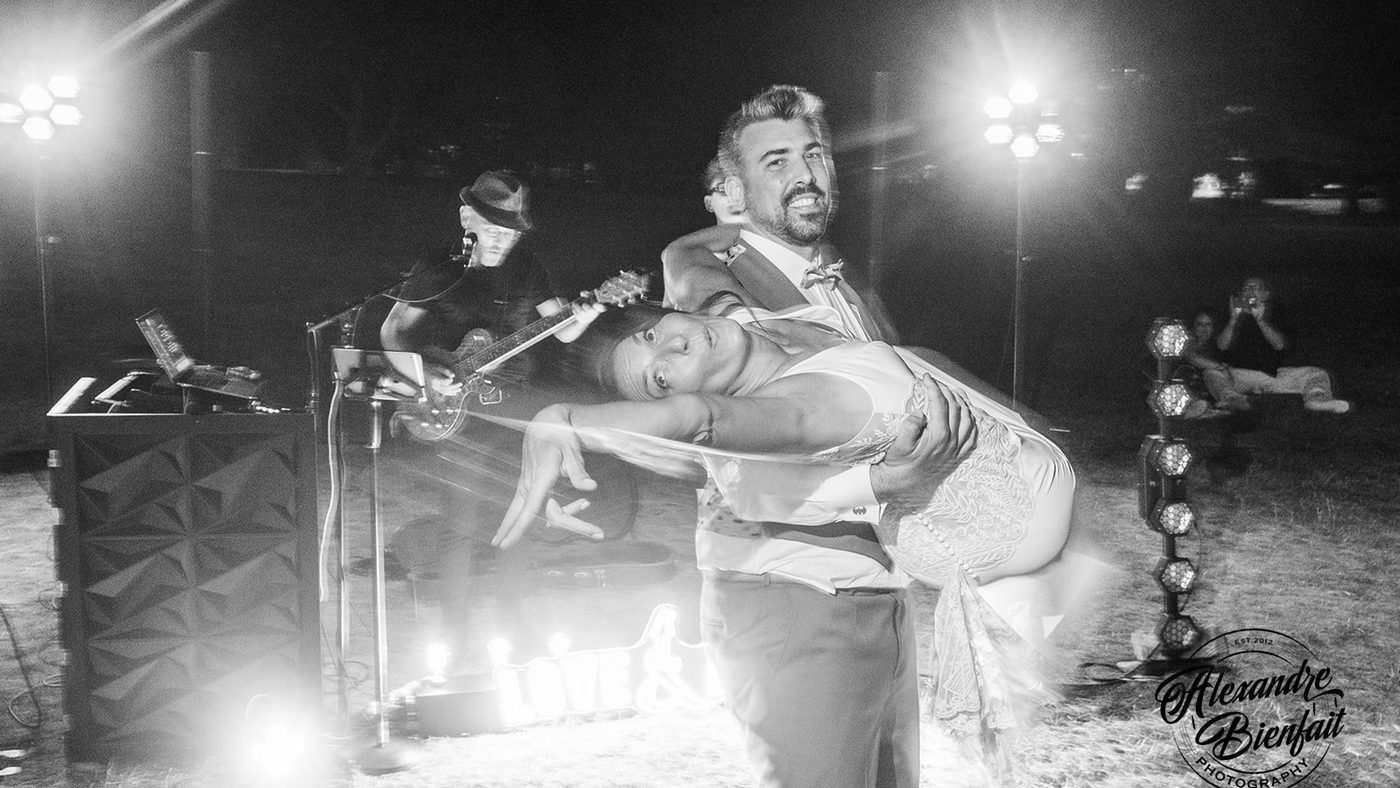 Ouverture de bal lors d’un mariage avec musique live par le duo Love & Live et ambiance dansante avec les invités
