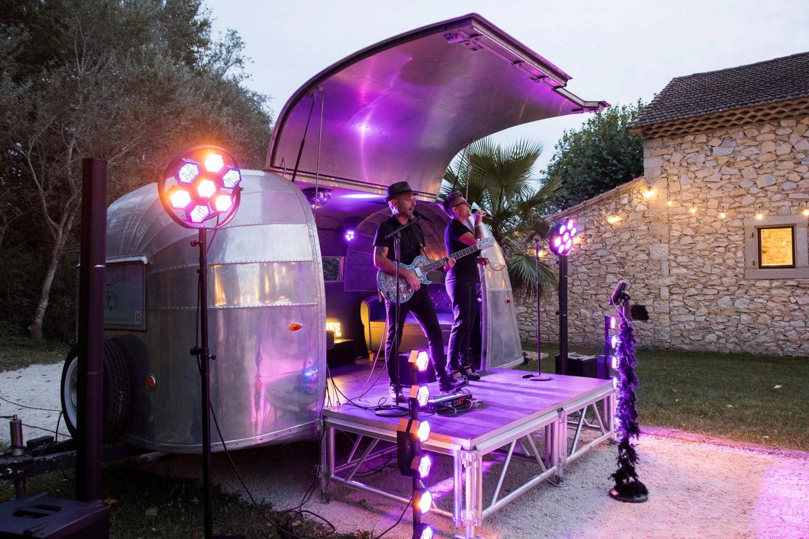 Caravane Airstream transformée en scène mobile pour mariage et événement en Drôme-Ardèche – groupe live Love & Live