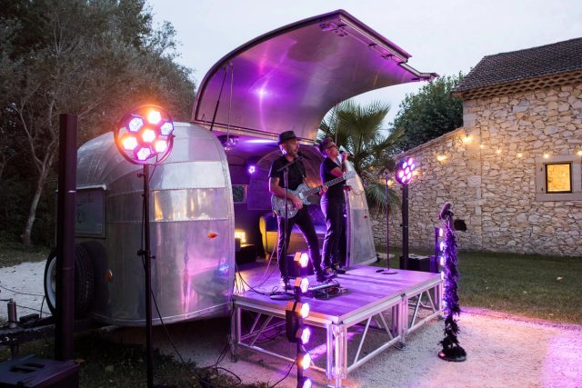 Caravane Airstream transformée en scène mobile pour mariage et événement en Drôme-Ardèche – groupe live Love & Live