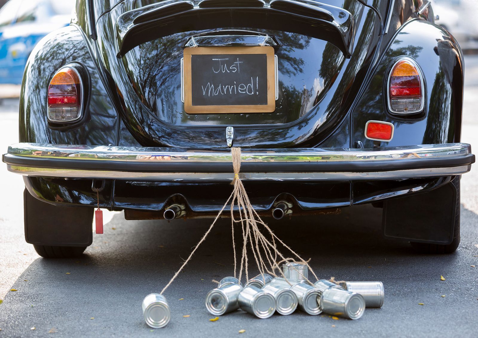 JUTS MARRIED avec des casseroles derrière une voiture