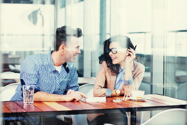 Tomber amoureux au travail : est-ce une bonne idée ?