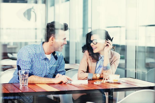 Tomber amoureux au travail : est-ce une bonne idée ?