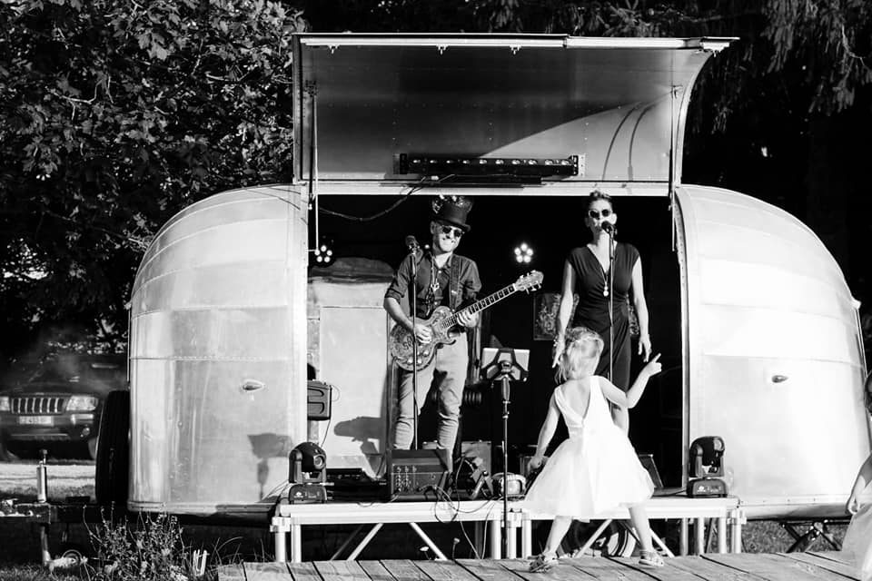 Mariage avec des musiciens sur une airstream transformée en scene