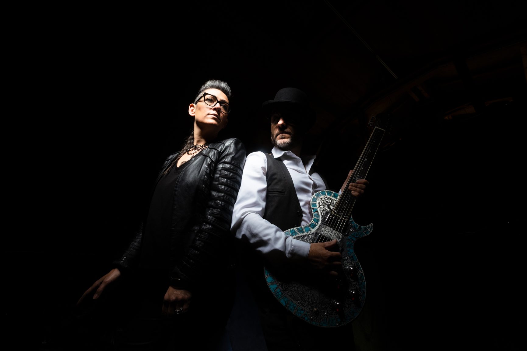 duo Love & Live sur scène – chanteuse et guitariste en tenue de soirée – groupe de musique live pour événements privés et soirées élégantes en Drôme, Ardèche et Vaucluse