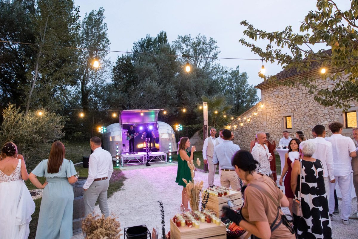 Une caravane airstream avec des musiciens lors d'un brunch