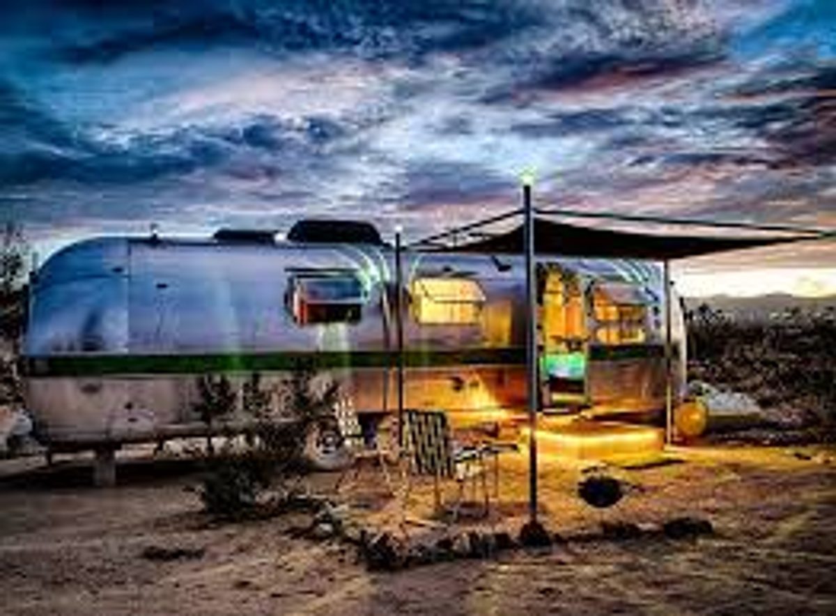 caravane airstream au coucher de soleil