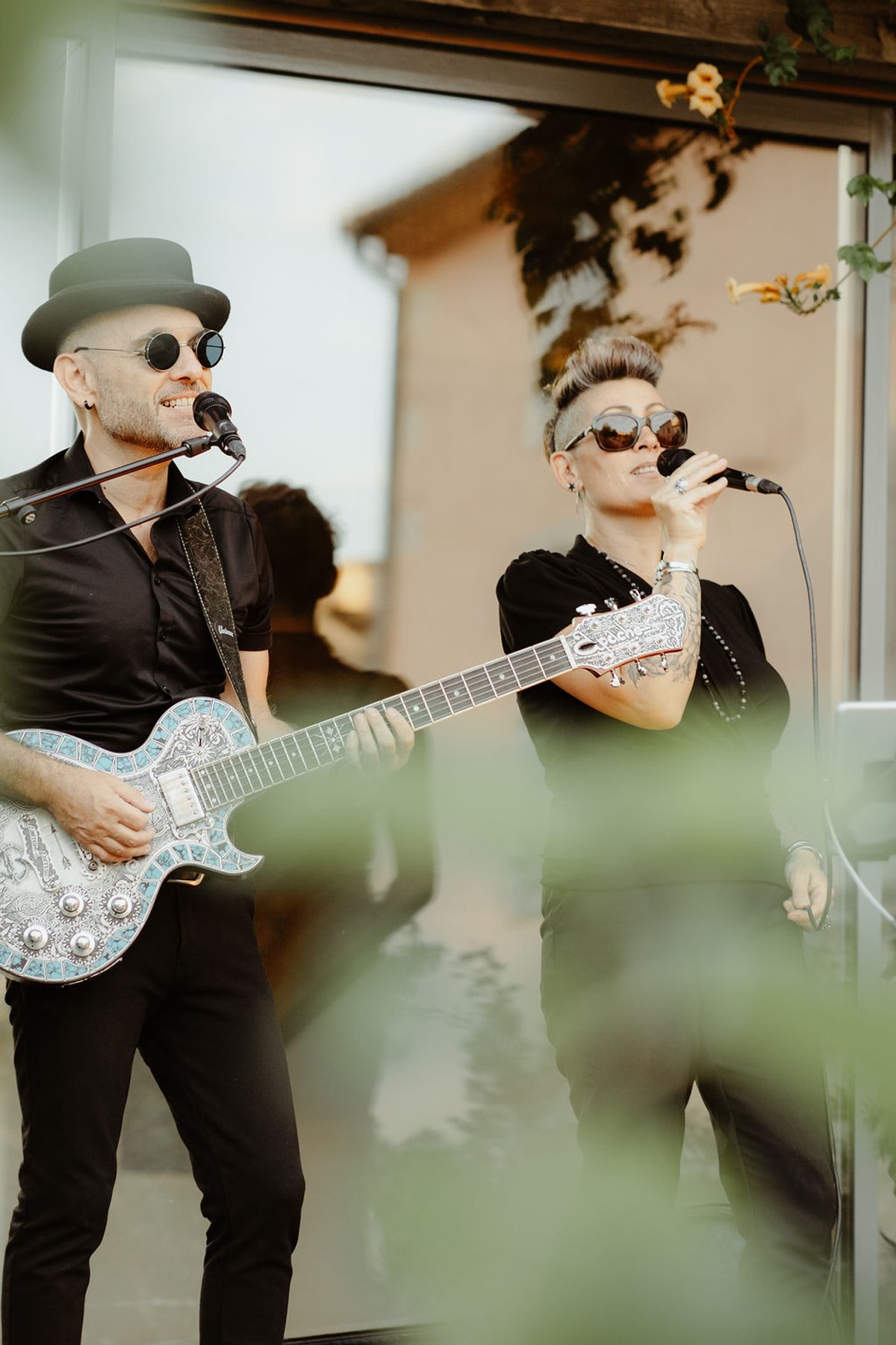 Duo musical Love & Live jouant en live pendant un vin d’honneur de mariage.