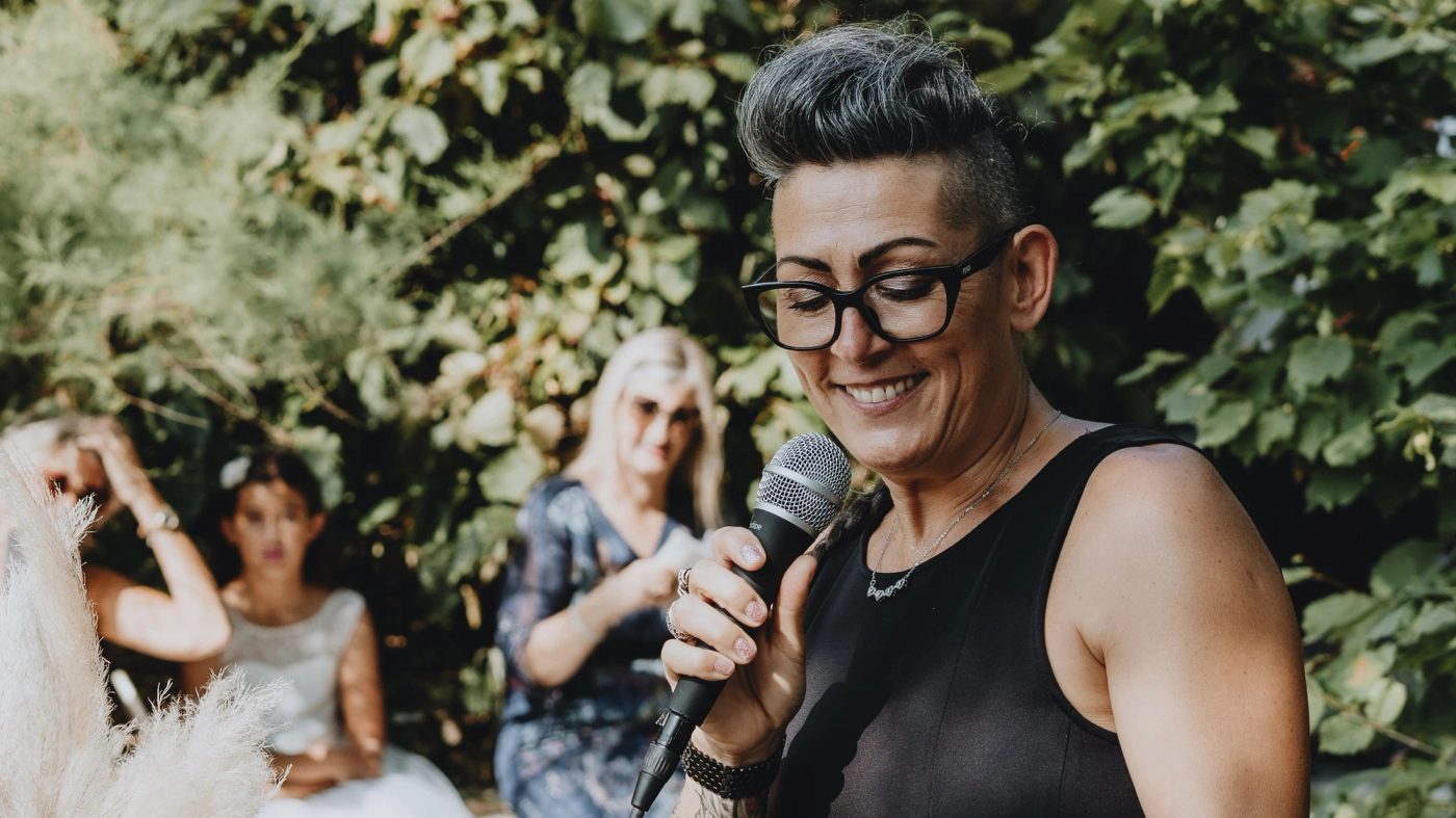 Officiante de cérémonie laïque lors d’un mariage avec musique live par le duo Love & Live
