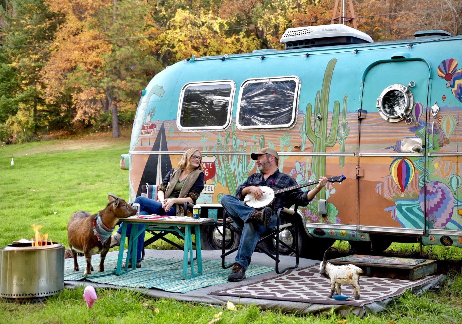 musiciens avec des caravanes airstream