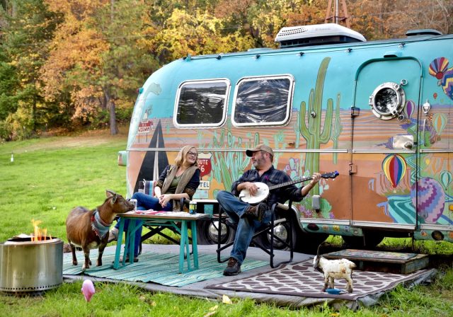 musiciens avec des caravanes airstream