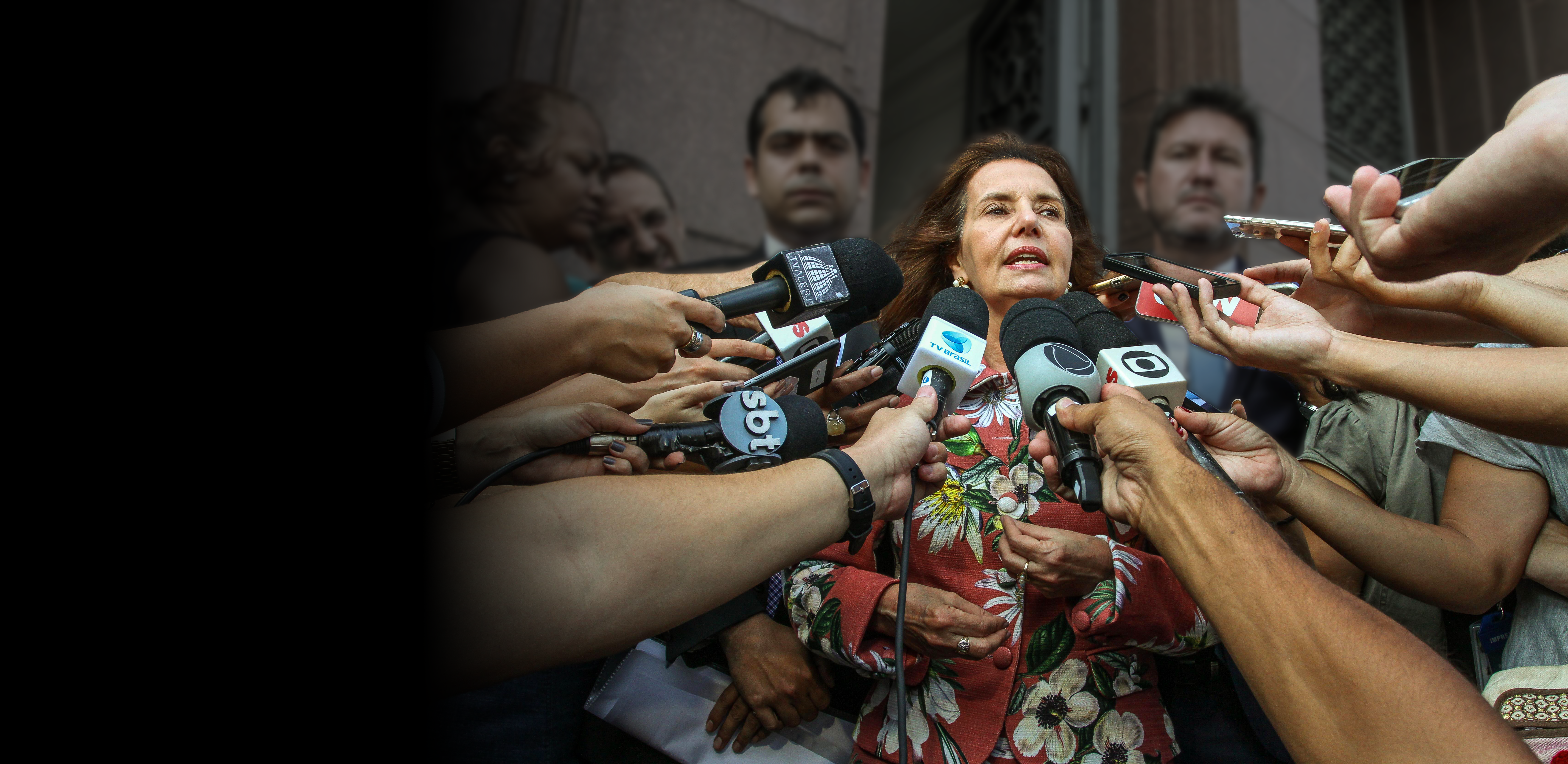 Martha cercada por jornalistas