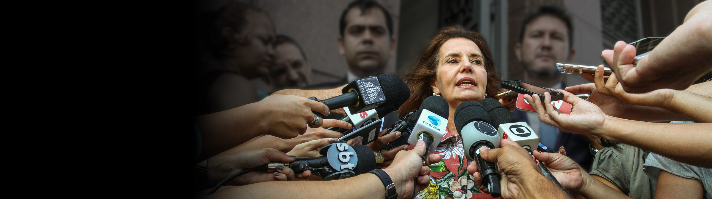 Martha cercada por jornalistas
