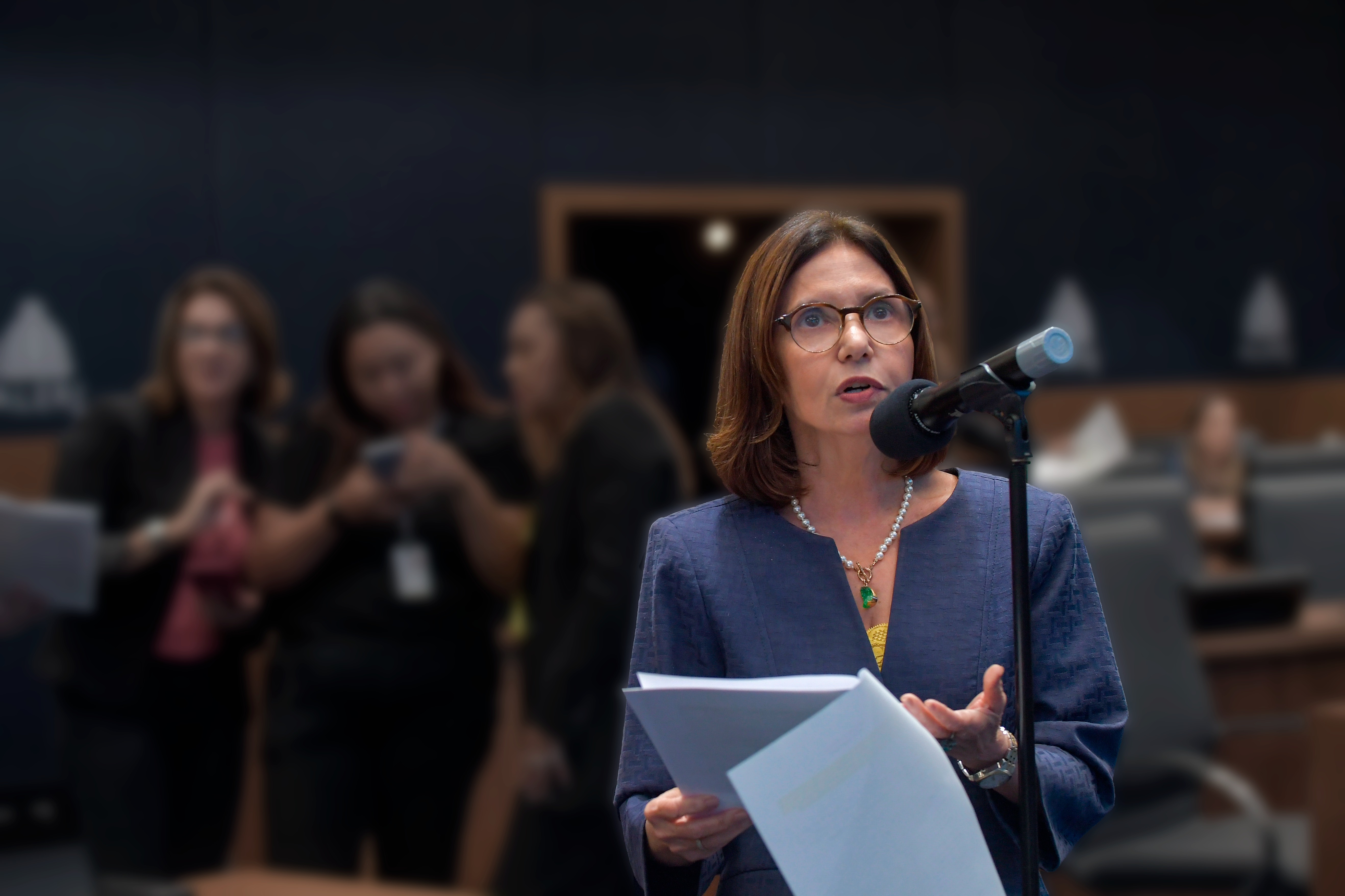 Martha assinando documento na Alerj