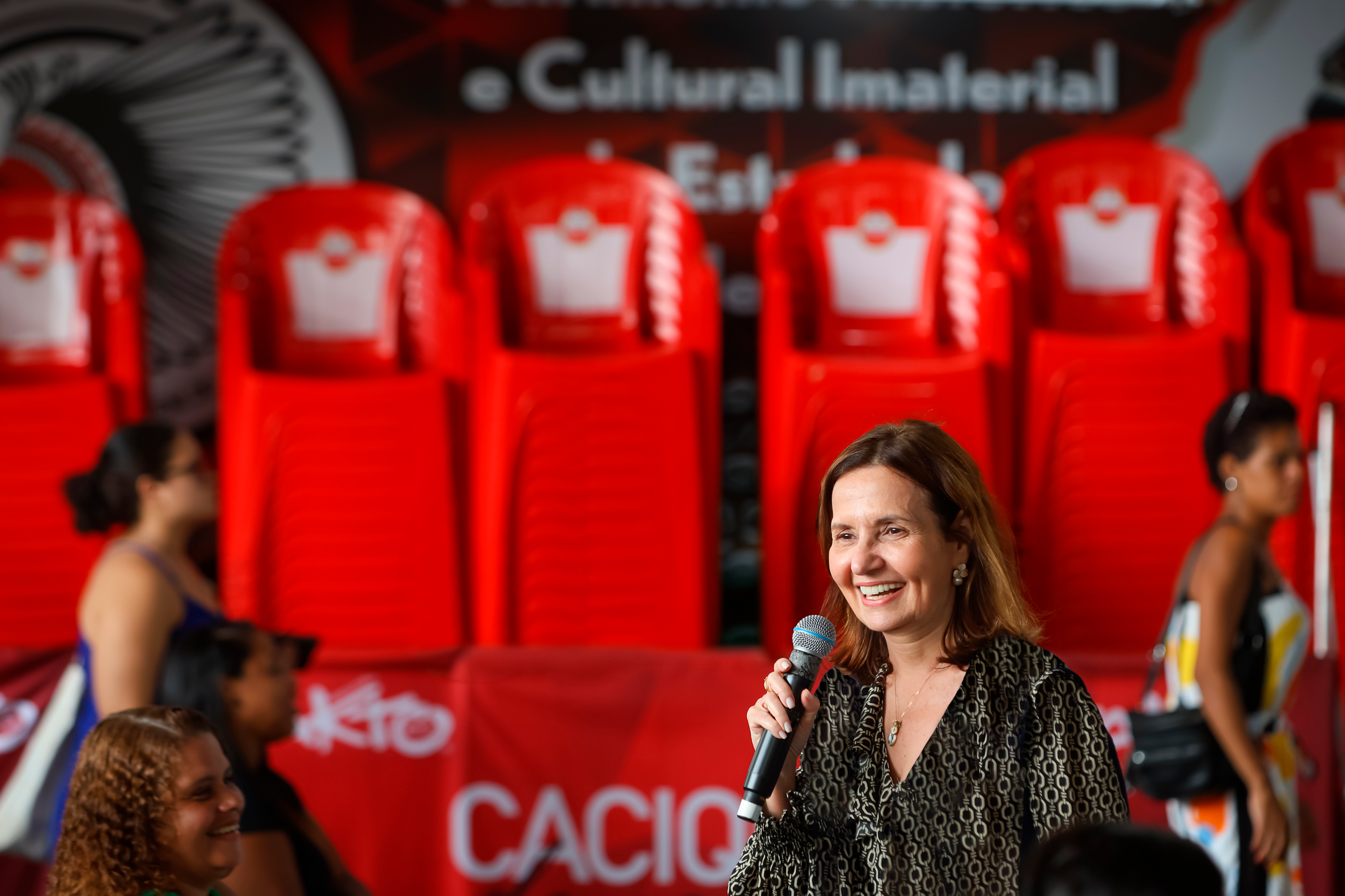 Martha discursando no cacique de ramos