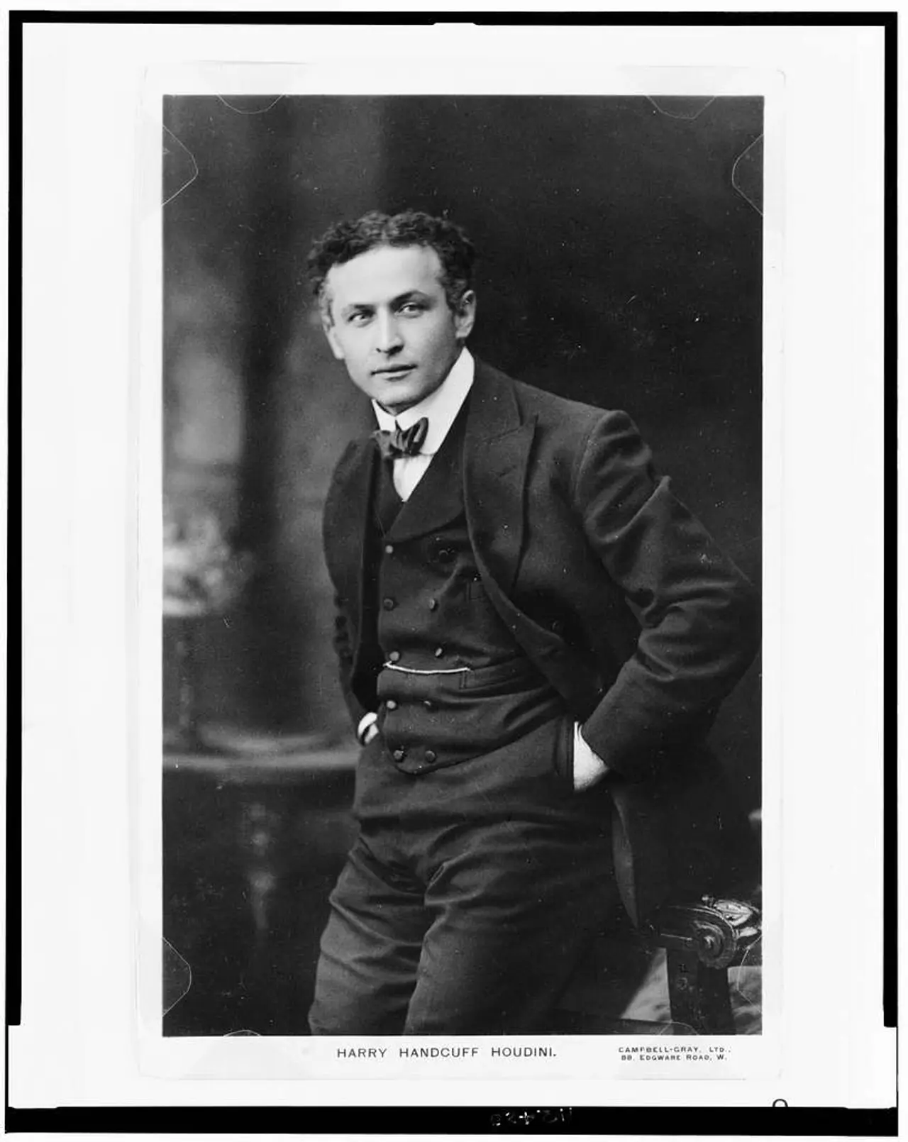 Portrett av Harry Houdini i dress, kalt «Harry Handcuff Houdini».