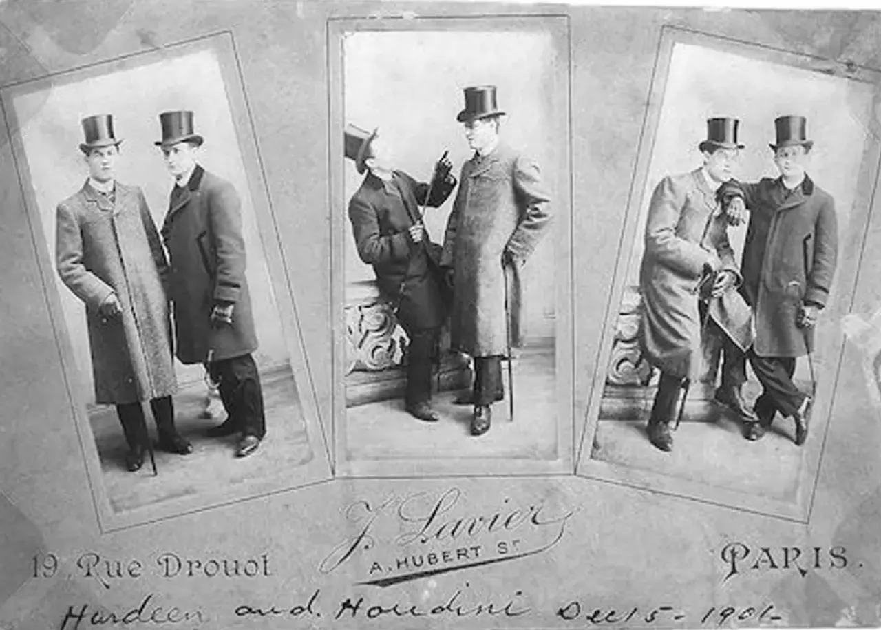 Trippelportrett av Harry Houdini og hans yngre bror Theodor «Theo» Hardeen, tatt hos J. Lavier i Paris 15. desember 1901. Library of Congress.