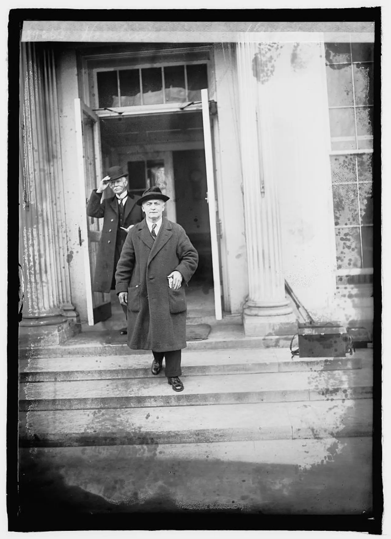 Harry Houdini fotografert i frakk mens han går ned trappen fra en bygning i 1926 — året han døde. Library of Congress.