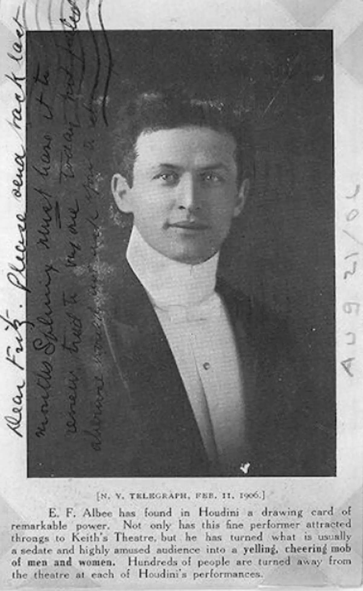 Studioportrett av Houdini i hvit vest og sløyfe, ca. 1906, med håndskrevet notat om suksessen på Keith’s Theatre.