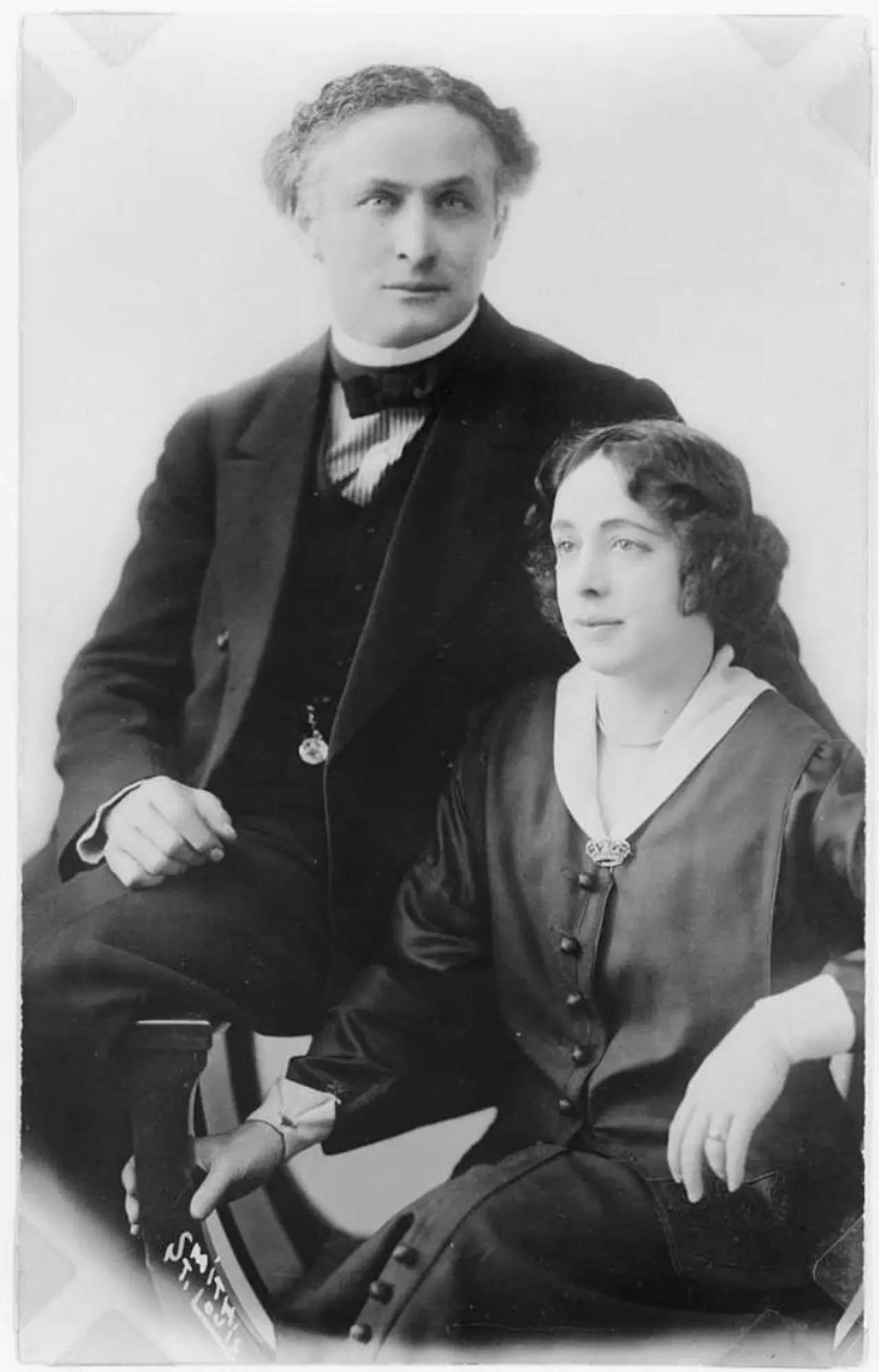 Studioportrett av Harry Houdini og hans kone Bess, ca. 1910. Library of Congress.