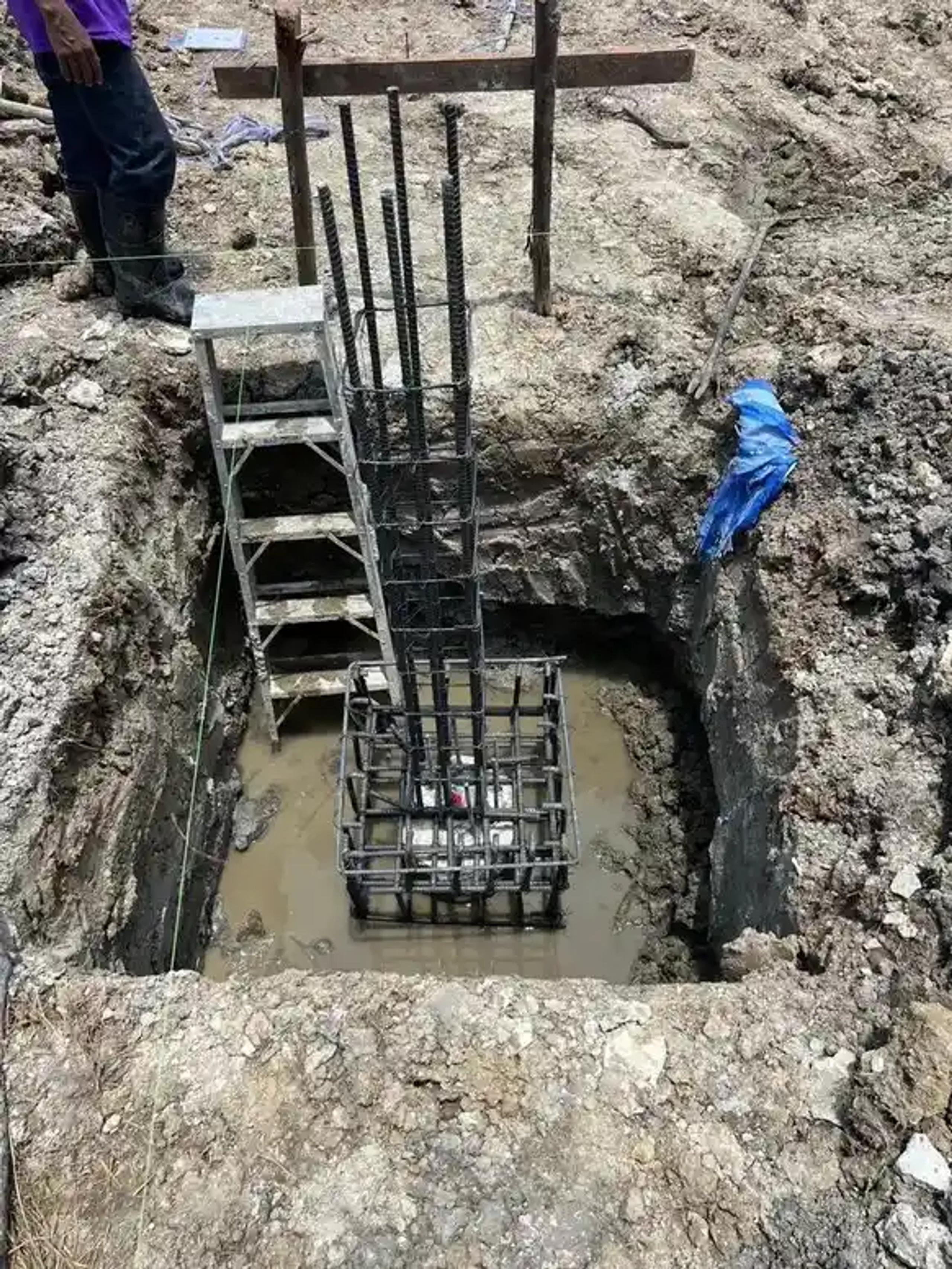 งานเทฐานรากเสาเข็มพร้อมเหล็กเสริมในหลุมขุดที่มีน้ำท่วมขัง | Pile foundation with rebar cage in a waterlogged excavation pit
