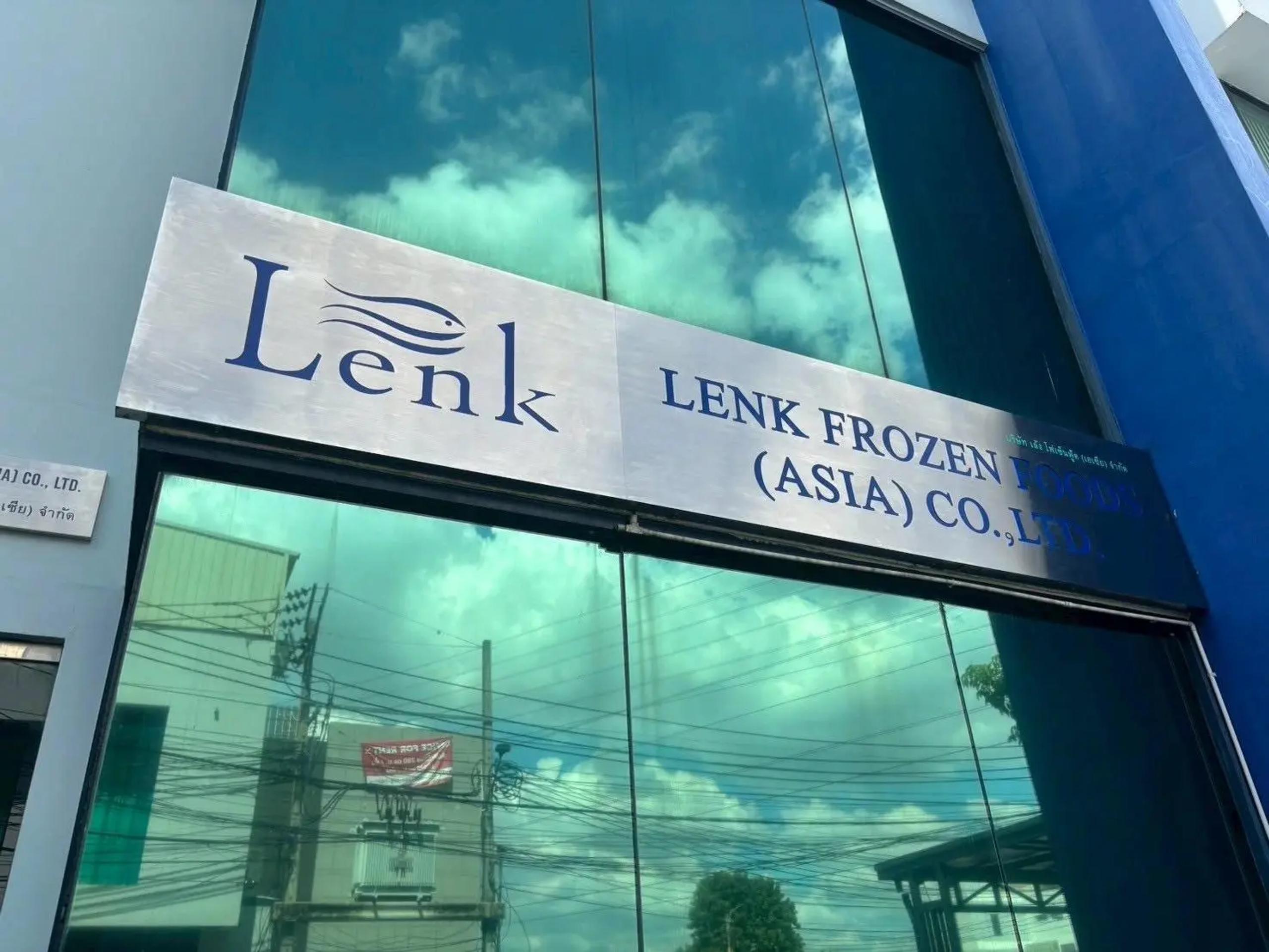 ป้ายชื่อบริษัท Lenk Frozen Foods (Asia) Co., Ltd. ติดผนังกระจกอาคาร | Company name sign for Lenk Frozen Foods (Asia) Co., Ltd. on a glass building facade