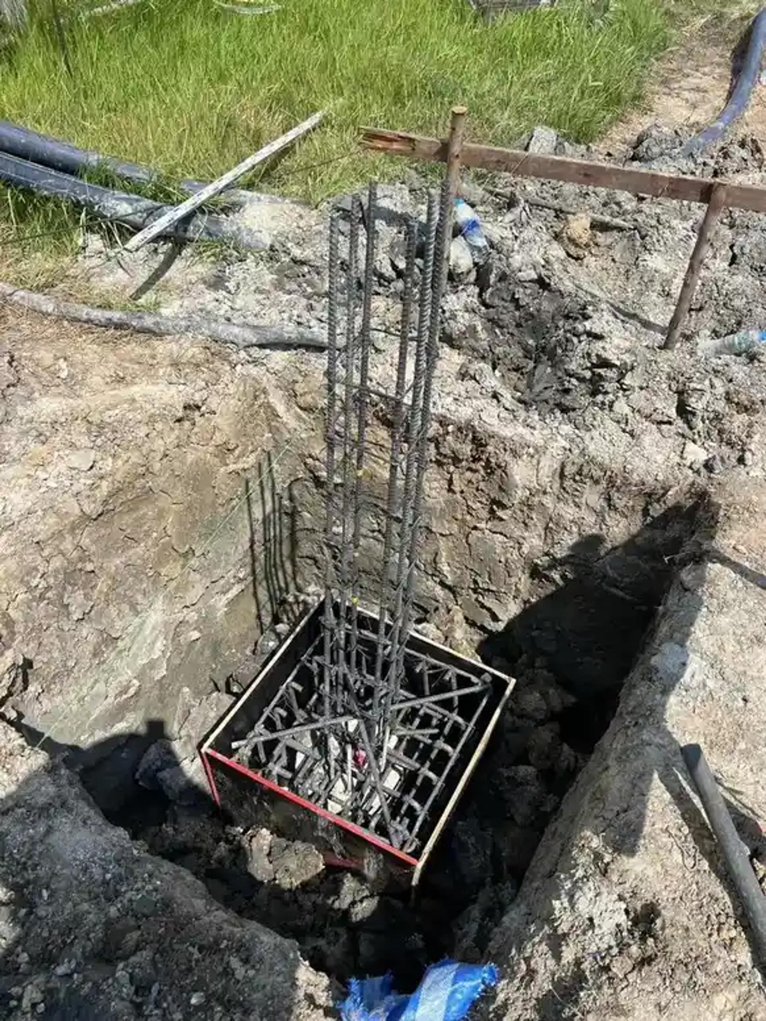 เสาเข็มเหล็กเสริมในหลุมฐานรากใกล้แนวท่อสาธารณูปโภค | Reinforced pile column in a foundation pit near a utility pipe line