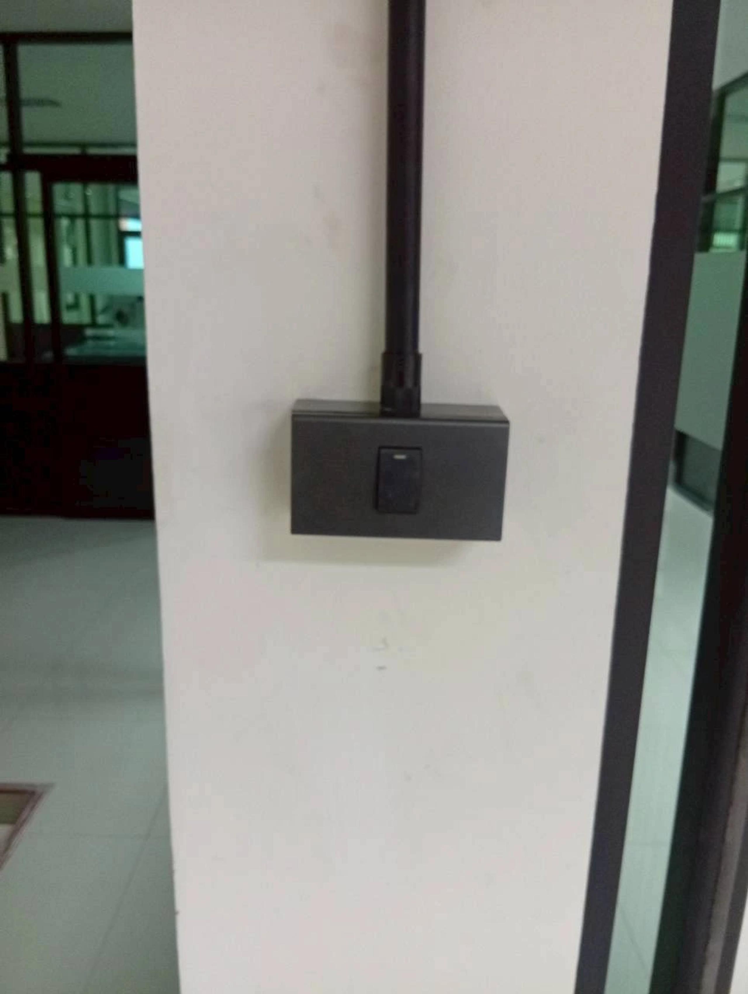 งานติดตั้งสวิตช์ไฟฟ้าและท่อร้อยสายบนผนังภายในอาคาร | Electrical switch and conduit installed on an interior wall