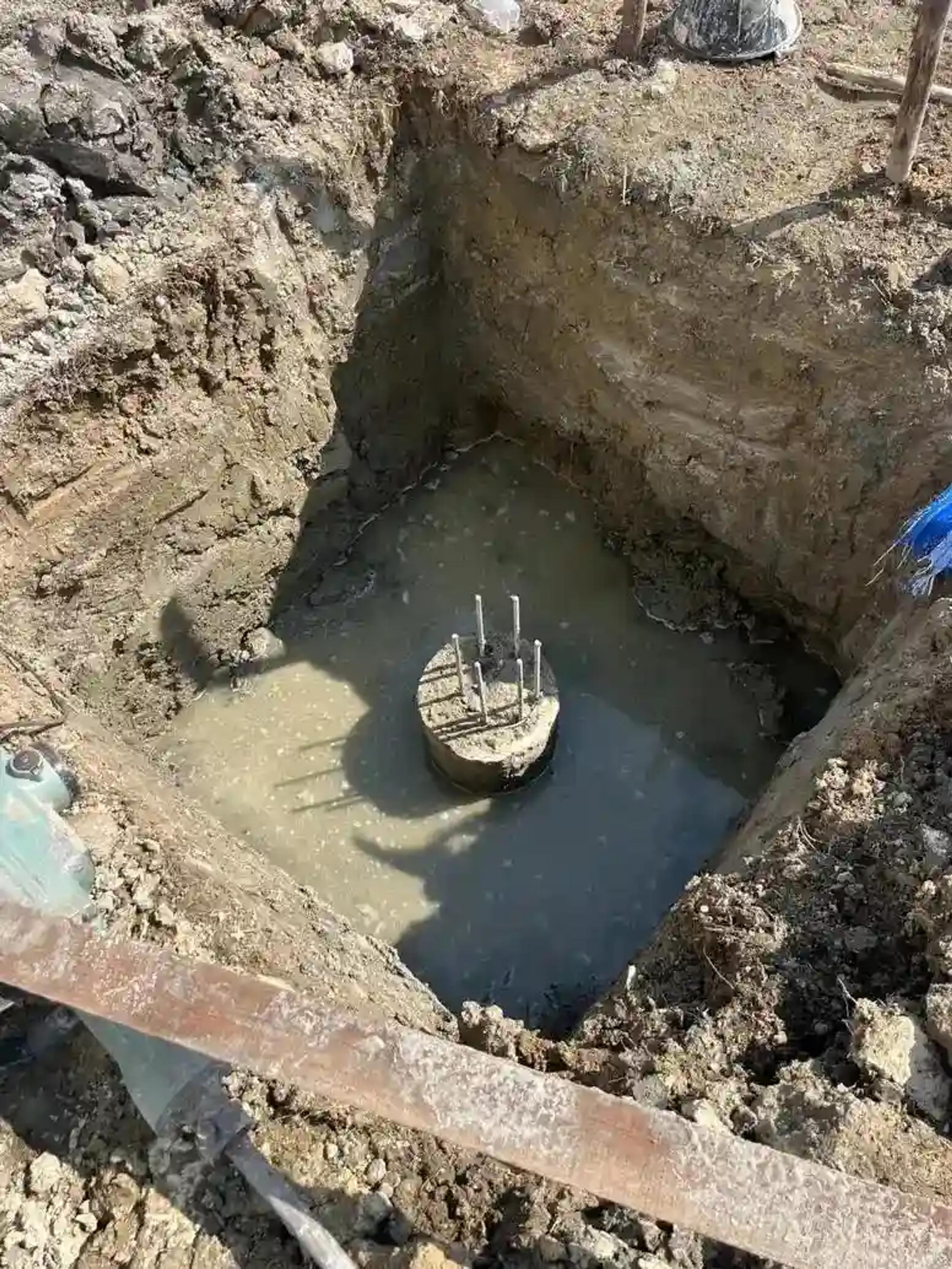 ฐานรากคอนกรีตทรงกลมพร้อมเหล็กเสริมในหลุมขุดลึก | Circular concrete pier cap with rebar in a deep excavation pit