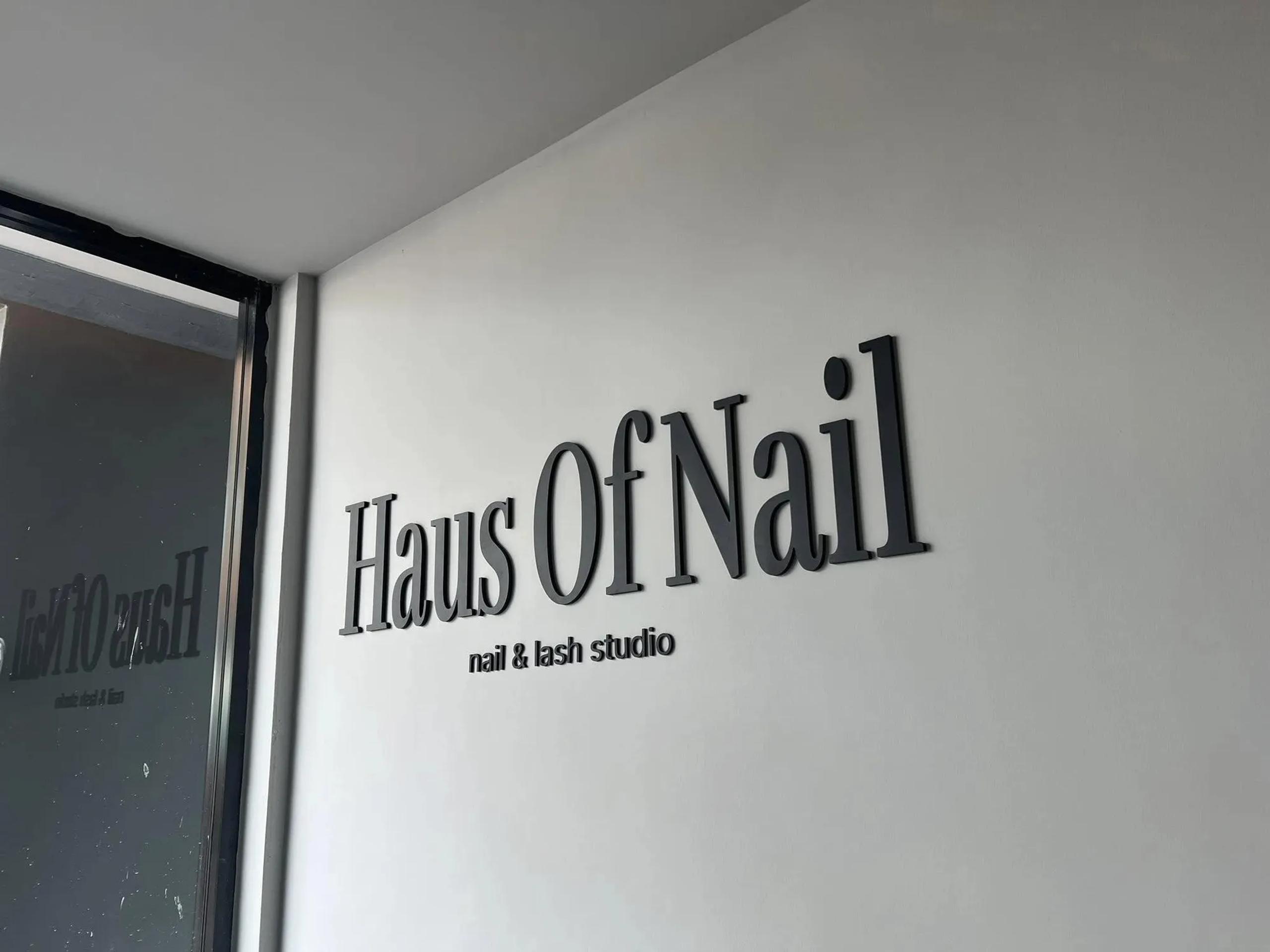 ป้ายตัวอักษรไม่มีไฟ Haus Of Nail nail & lash studio ติดผนังหน้าร้าน | Unlit dimensional letter sign for Haus Of Nail nail & lash studio at a shopfront