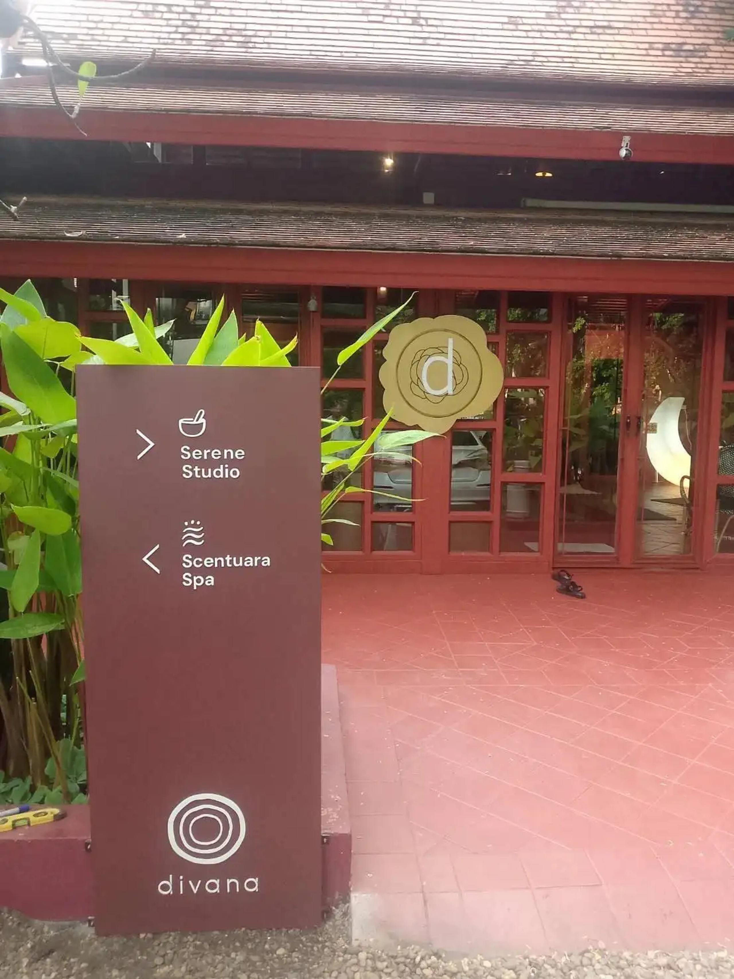 ป้ายชี้ทาง divana ระบุทิศทางไปยัง Serene Studio และ Scentuara Spa หน้าอาคาร | Directional wayfinding sign for divana pointing to Serene Studio and Scentuara Spa